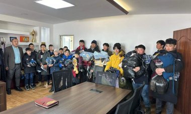 ТУС СУМЫН ЕРӨНХИЙ БОЛОВСРОЛЫН СУРГУУЛИЙН БАГШ АЛБАН ХААГЧИД БОЛОН СУРАГЧИД МАЛЧДАДАА ТУСАЛЪЯ АЯНД НЭГДЛЭЭ.