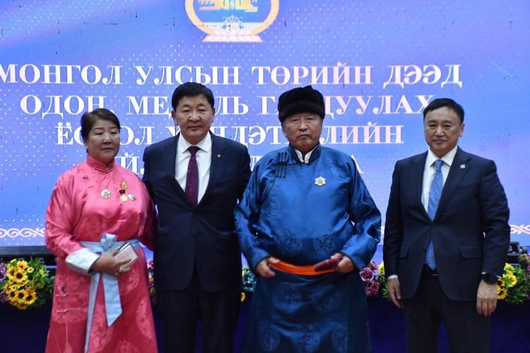 Төрийн дээд одон медаль хүртсэн иргэддээ баяр хүргэе.