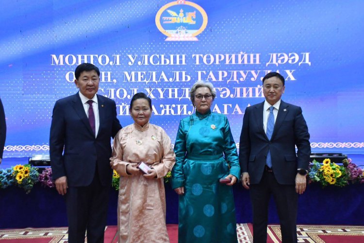 Төрийн дээд одон медаль хүртсэн иргэддээ баяр хүргэе.